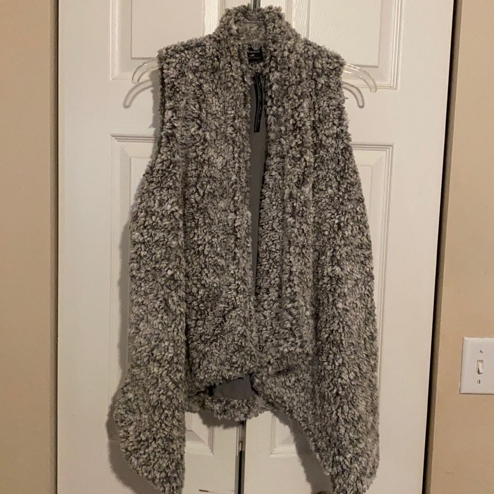 Sleeveless sweater open front